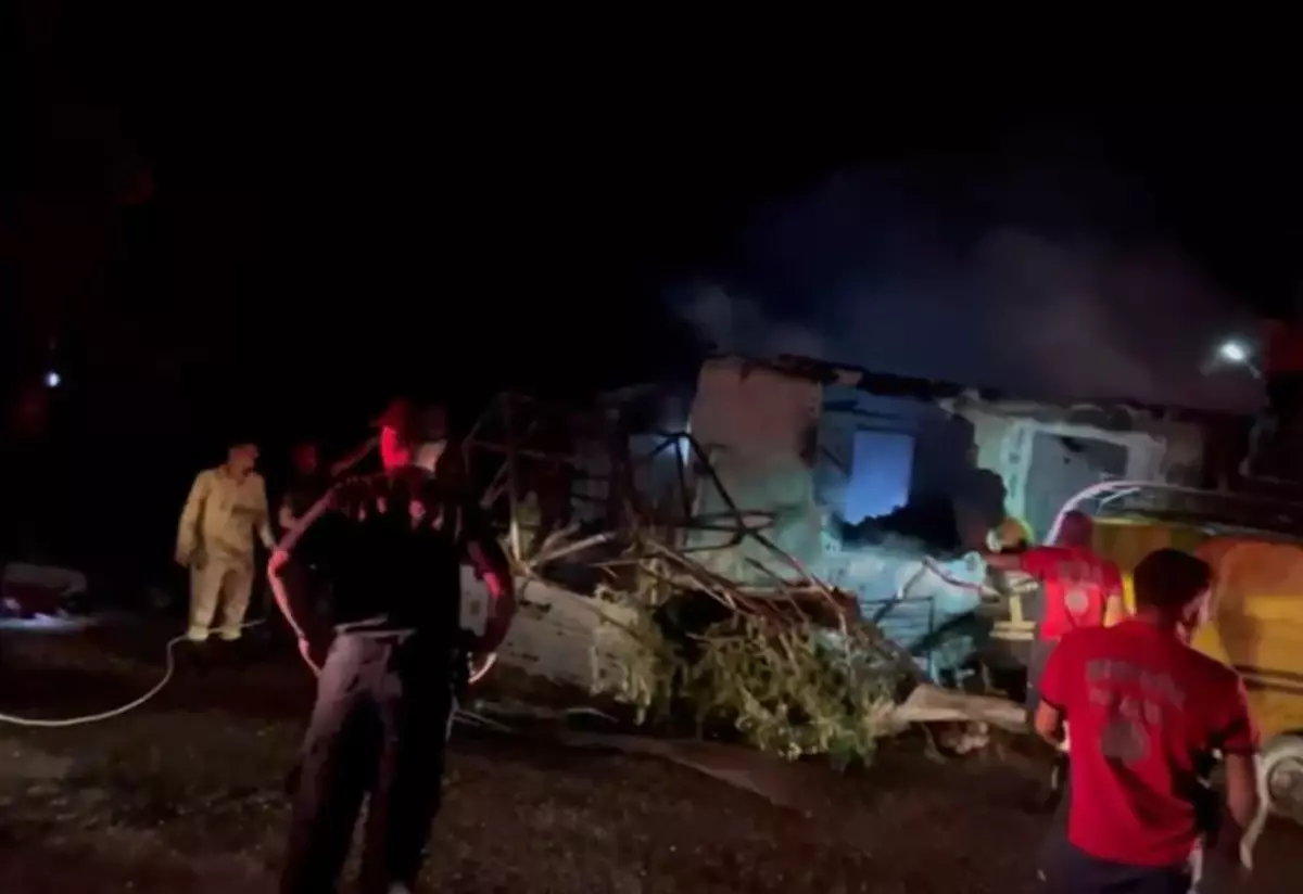 mersinde yanginda iki kisi hayatini kaybetti T5NjLXTT