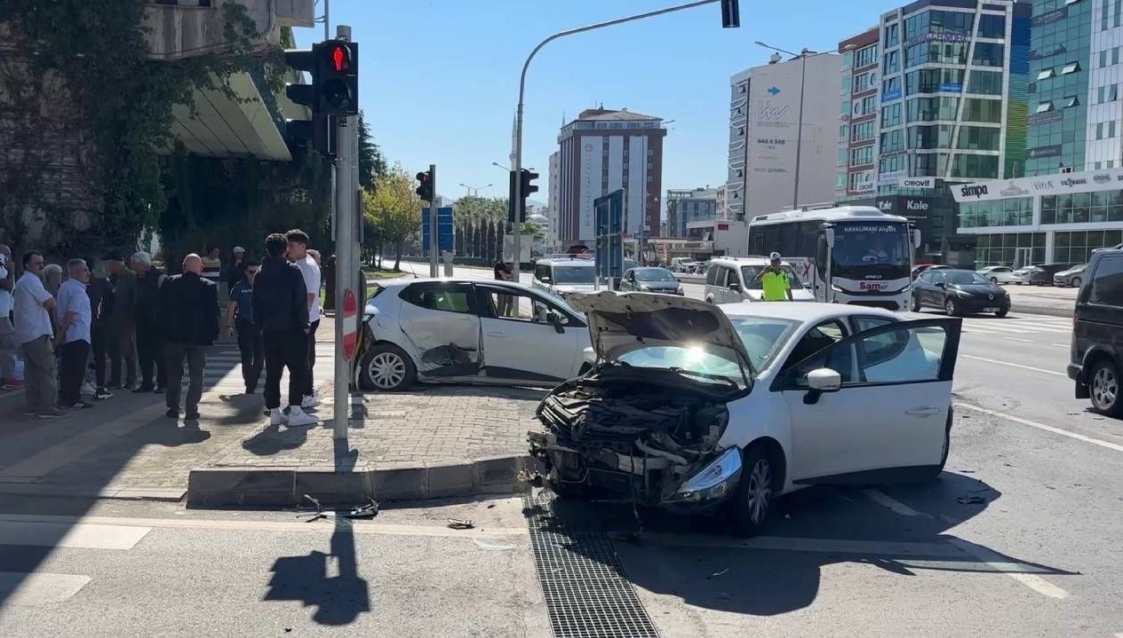 samsunda iki otomobil carpisti 9b1BFjZG