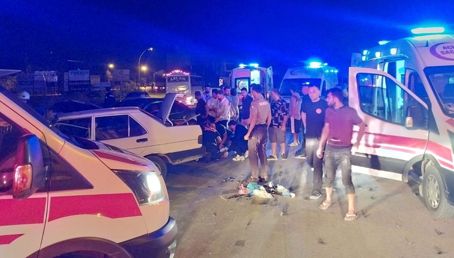 hatayda iki otomobil carpisti alti yarali niVdUubt