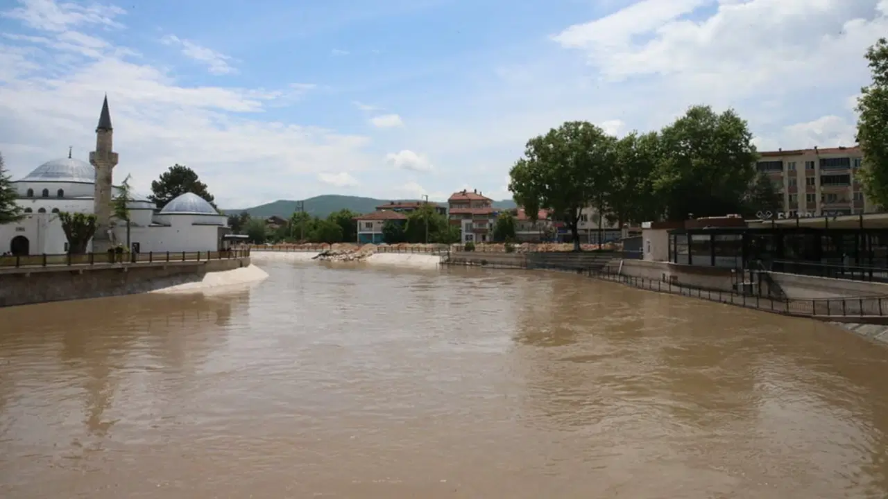Yeşilırmak Nehri’nde Taşkın Tehlikesi: Turhal’da Evler ve İş Yerleri Tahliye Ediliyor