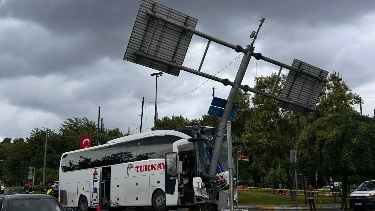 Istanbulda yolcu otobusu kaza yapti 2si agir 30 yarali 5lHmyJFV